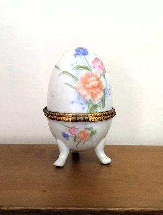 Tre uova decorative in porcellana