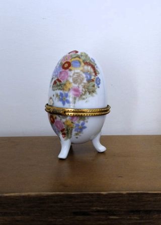 Tre uova decorative in porcellana