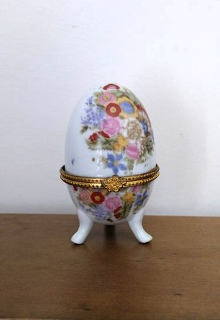 Tre uova decorative in porcellana