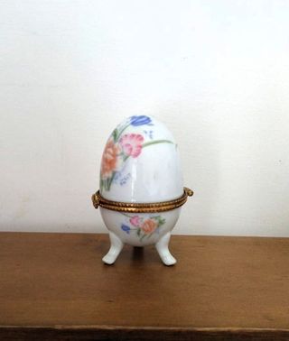 Tre uova decorative in porcellana