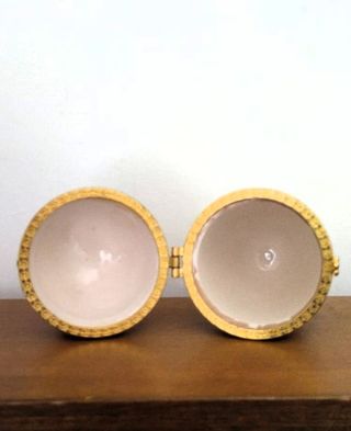 Tre uova decorative in porcellana