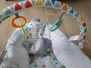 Hamaca para bebé con juguetes