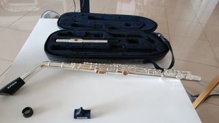 Flauta travesera plateada con estuche