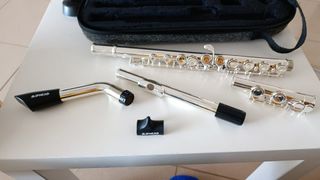 Flauta travesera plateada con estuche