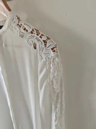 Camisa de vestir blanca con encaje