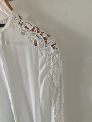 Camisa de vestir blanca con encaje