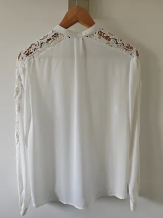 Camisa de vestir blanca con encaje
