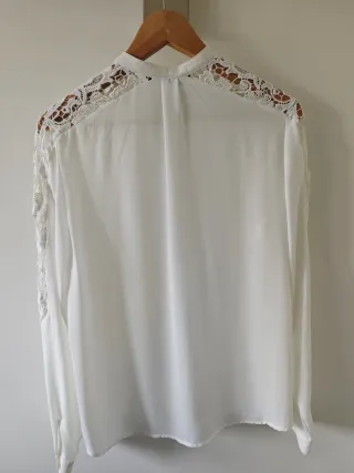 Camisa de vestir blanca con encaje