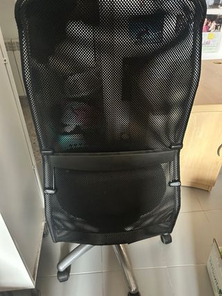 Silla de escritorio negra y plateada