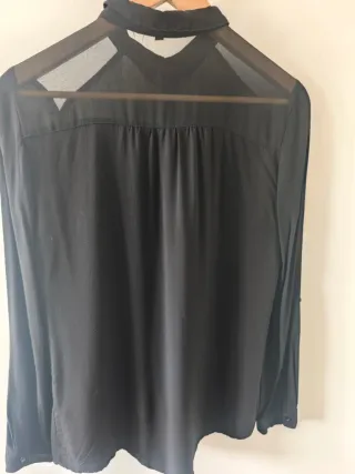 Camisa de vestir negra con transparencias