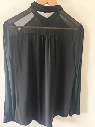 Camisa de vestir negra con transparencias