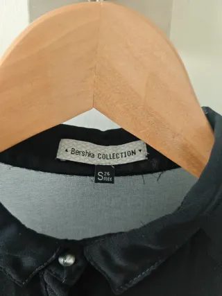 Camisa de vestir negra con transparencias