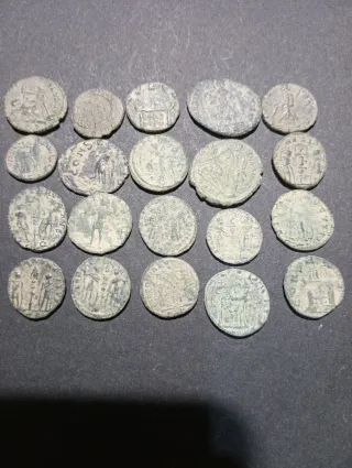 Lotto di 20 antiche monete romane