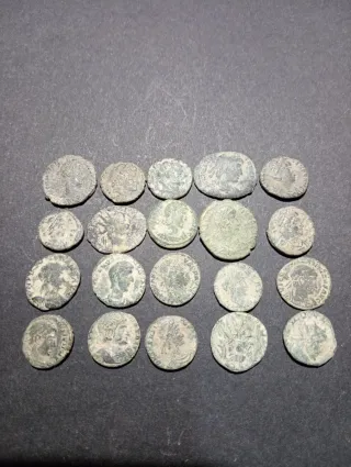 Lotto di 20 antiche monete romane