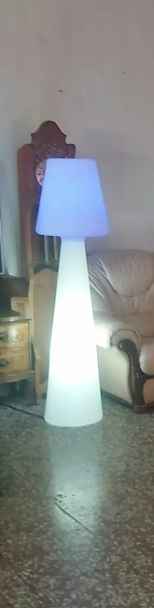 Lámpara de pie y cubo iluminado 2 colores