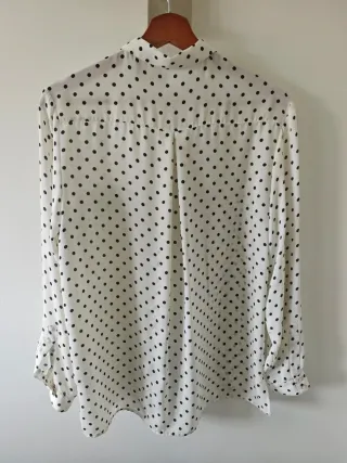 Camisa de lunares blanca y negra