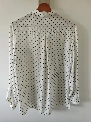 Camisa de lunares blanca y negra