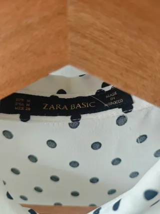 Camisa de lunares blanca y negra