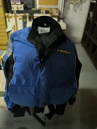 Chaqueta de trial azul y negra