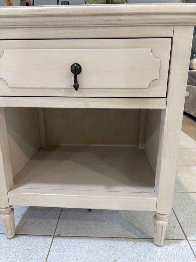 Mesita de noche beige con cajón