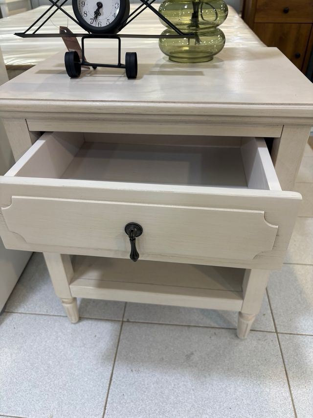 Mesita de noche beige con cajón