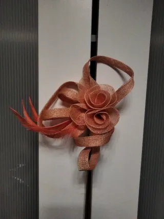 Tocado/adorno floral naranja y dorado