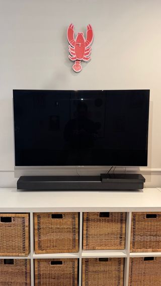 TV Samsung con barra de sonido y soporte flexible