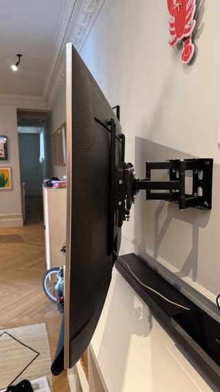 TV Samsung con barra de sonido y soporte flexible