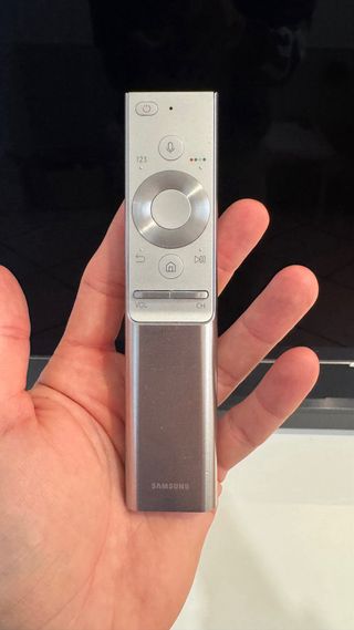 TV Samsung con barra de sonido y soporte flexible