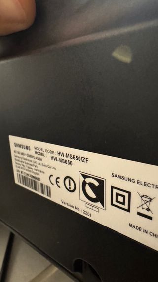 TV Samsung con barra de sonido y soporte flexible