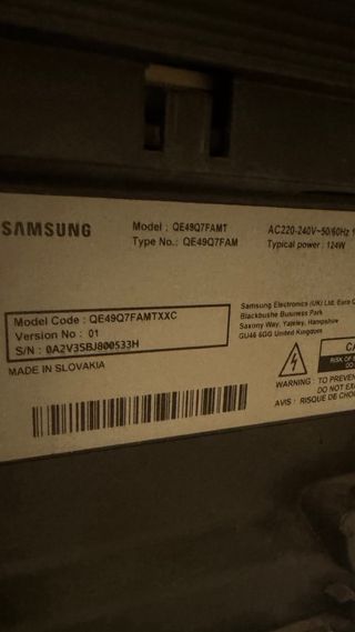 TV Samsung con barra de sonido y soporte flexible