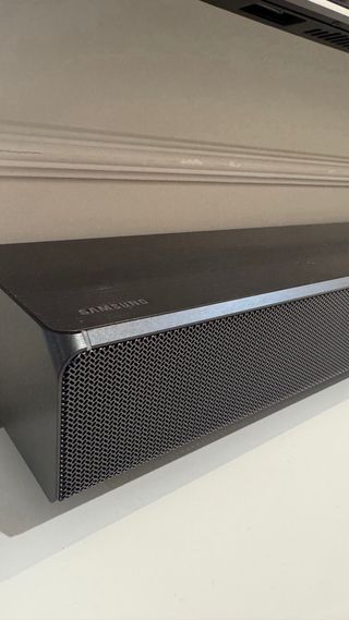 TV Samsung con barra de sonido y soporte flexible