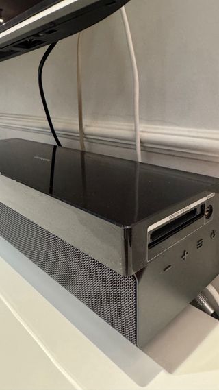 TV Samsung con barra de sonido y soporte flexible