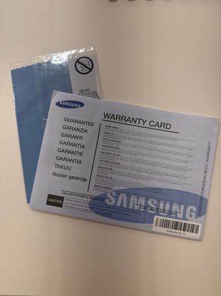 TV Samsung con barra de sonido y soporte flexible