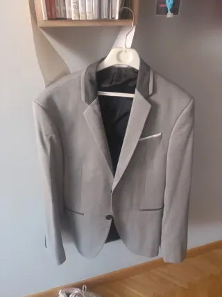 Pantalones de traje grises Zara y americana. Junto