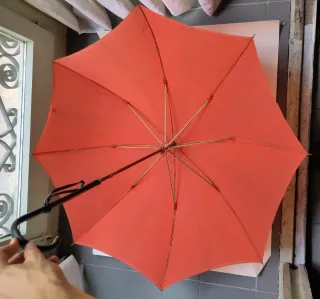 Paraguas antiguo rojo