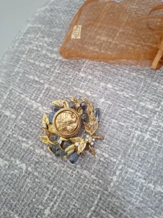 NUEVO! Broche baño oro con Tara