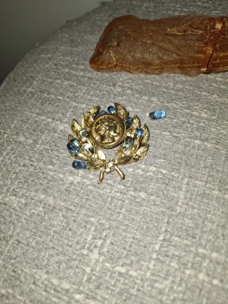 NUEVO! Broche baño oro con Tara