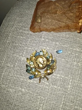 NUEVO! Broche baño oro con Tara