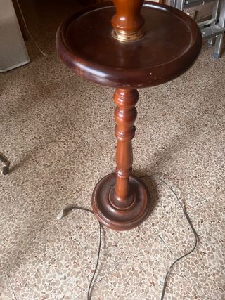 Lámpara de pie de madera con repisa