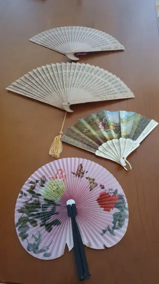 Lote de 3 Abanicos de Madera Tallada y 1 d bolsill