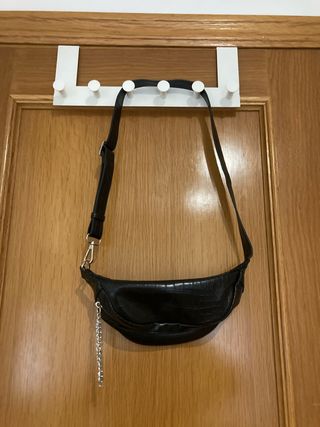 Riñonera negra efecto piel cocodrilo