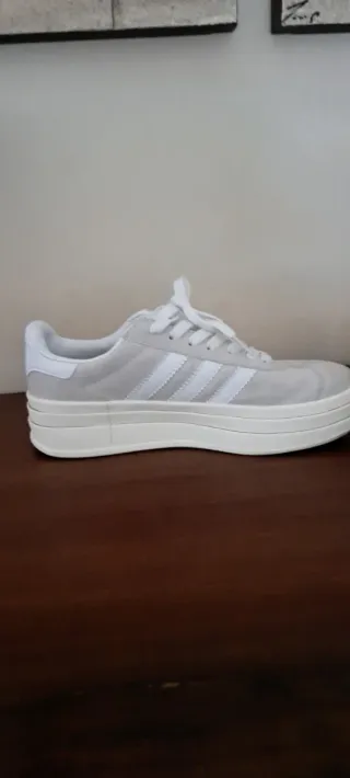 Zapatillas Adidas Beige y Blancas
