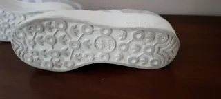 Zapatillas Adidas Beige y Blancas