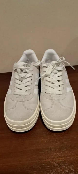 Zapatillas Adidas Beige y Blancas