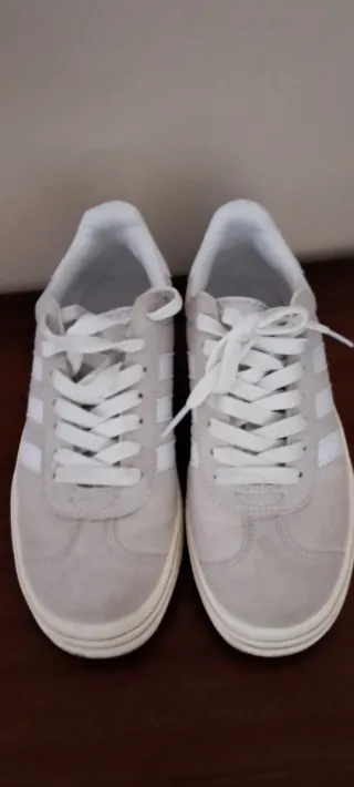 Zapatillas Adidas Beige y Blancas