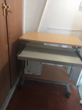 Escritorio para ordenador con ruedas
