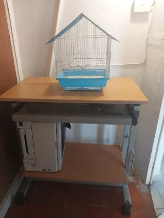 Escritorio para ordenador con ruedas