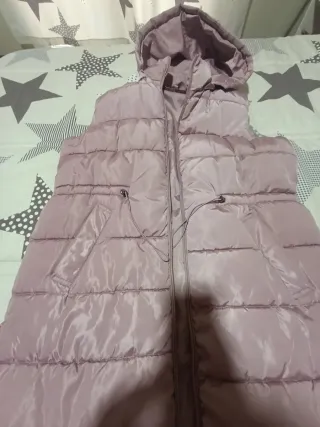 Chaleco acolchado rosa con capucha