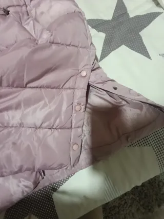 Chaleco acolchado rosa con capucha